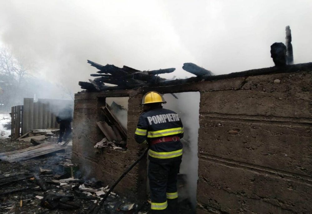 Două anexe gospodărești, mistuite de flăcări în Dâmbovița