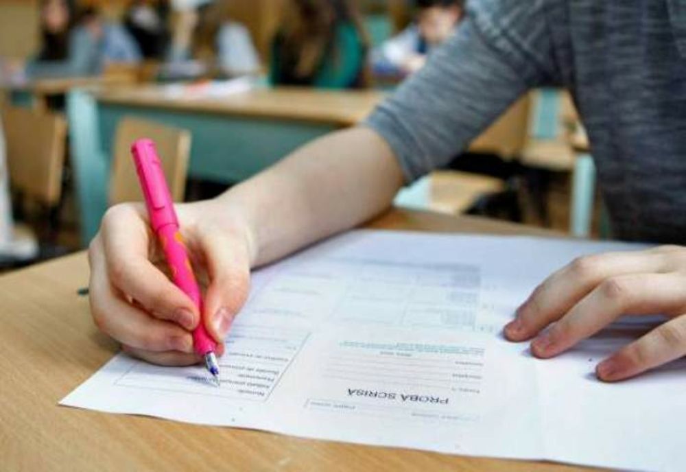Simulare BAC 2023. Elevii claselor a XII-a şi a XIII-a susţin proba la alegere a profilului
