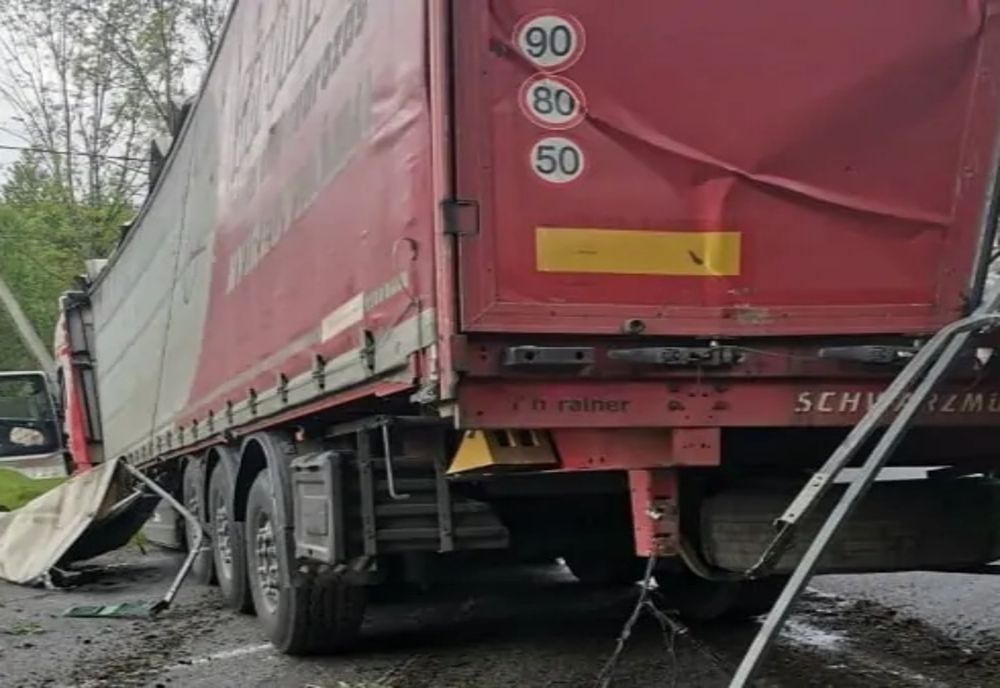 Dâmbovița. Un TIR scăpat de sub control a intrat într-un stâlp de electricitate