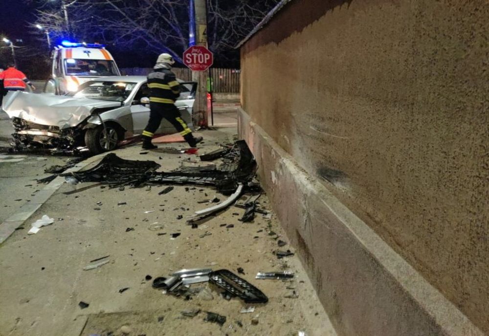 Persoană rănită într-un accident produs în Târgoviște. Maşina în care se afla a intrat într-un gard
