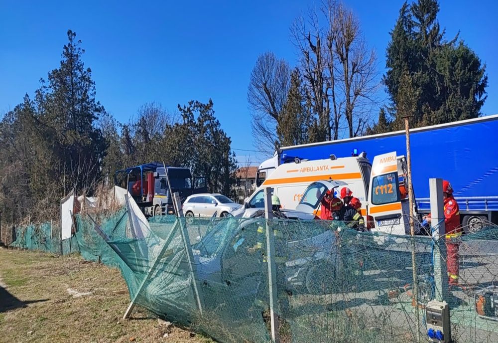 Accident înfiorător în Dâmbovița! Două persoane rănite grav, după impactul dintre un autoturism și un TIR