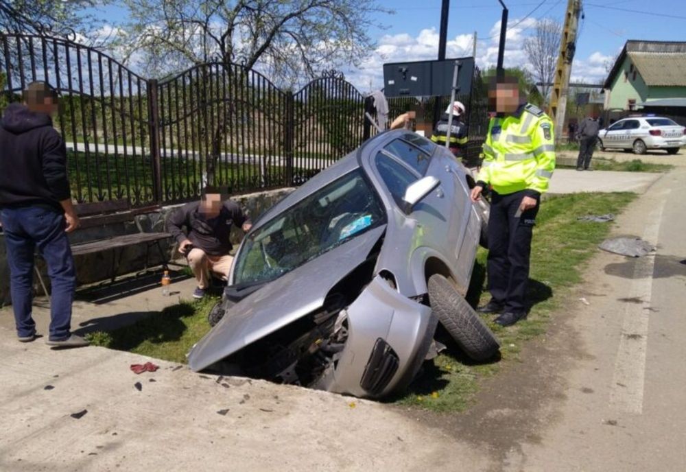 Dâmboviţa. Accident grav pe DJ 721! 5 persoane rănite după ce o mașină s-a oprit într-o podișcă