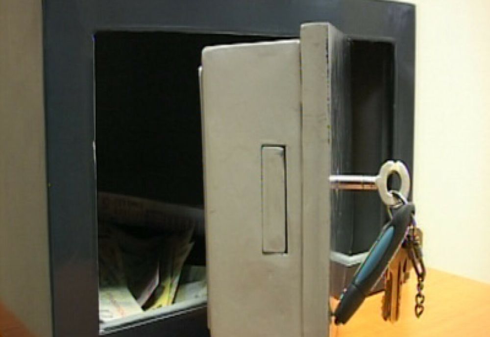 Dâmboviţa. Percheziţii la persoane bănuite de furtul unui seif cu 500.000 euro dintr-un apartament din Bucureşti