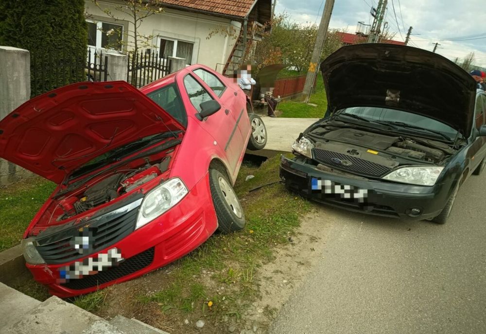 Accident violent pe Valea Dâmboviței! Una dintre ele a ajuns în șanț, iar o persoană a fost rănită