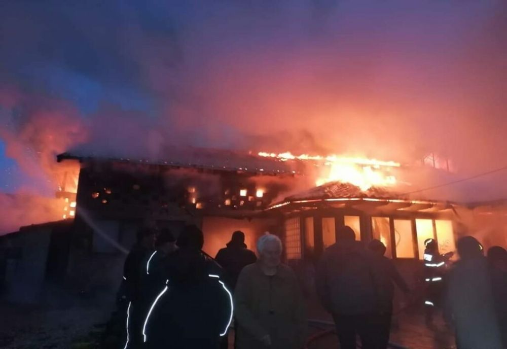 Casă mistuită de flăcări, pe Valea Dâmboviței! S-a acționat cu trei autospeciale de stingere