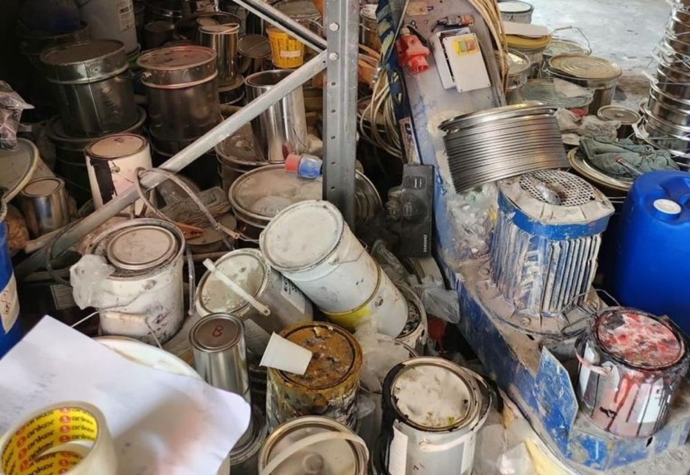 Dâmboviţa. Bărbat cercetat de polițiști după ce a comercializat vopsea contrafăcută, sub brandul unui producător din Târgoviște