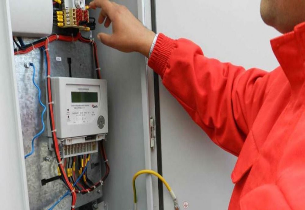 Dâmboviţa. Doi bărbați din Târgoviște, cercetați pentru furt de curent electric. S-au racordat ilegal la rețeaua de furnizare a energiei electrice