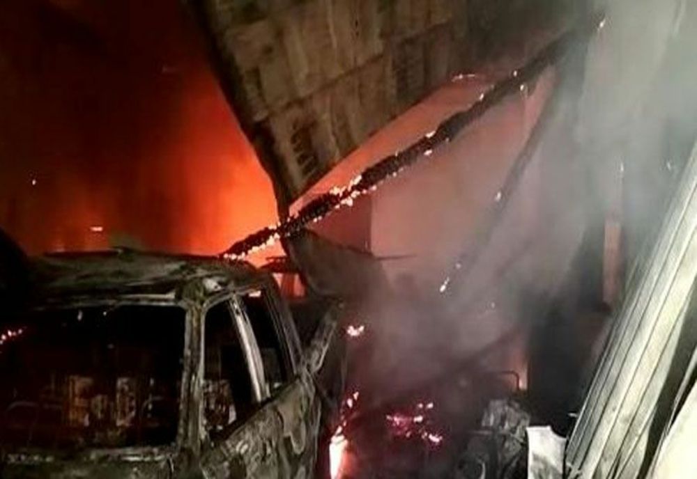 Dâmboviţa. Incendiu violent într-un garaj auto. S-a intervenit cu 5 autospeciale de stingere