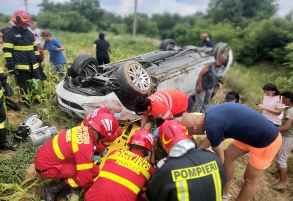 Dâmboviţa. Trei tineri transportați de urgență la spital după ce s-au răsturnat cu maşina