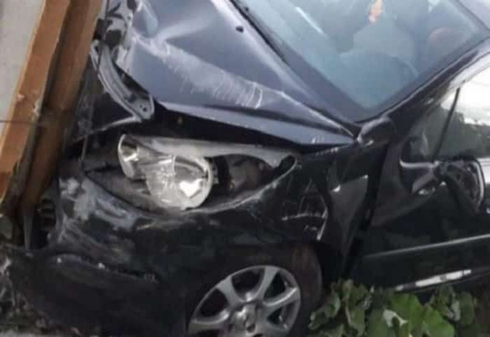 Dâmboviţa. Un bărbat beat criță la volan, s-a înfipt cu mașina într-un gard