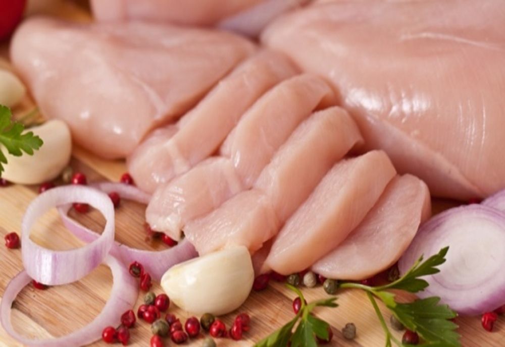 CARNEA DE PUI SE AFLĂ ÎN TOPUL PREFERINŢELOR ROMÂNILOR; CONSUMUL ŞI PRODUCŢIA, ÎN CREŞTERE ÎN ULTIMII ANI