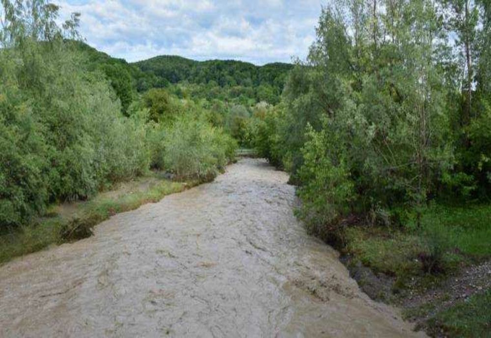 COD PORTOCALIU DE INUNDAȚII ÎN MAI MULTE JUDEȚE. RISC CRESCUT DE VIITURI