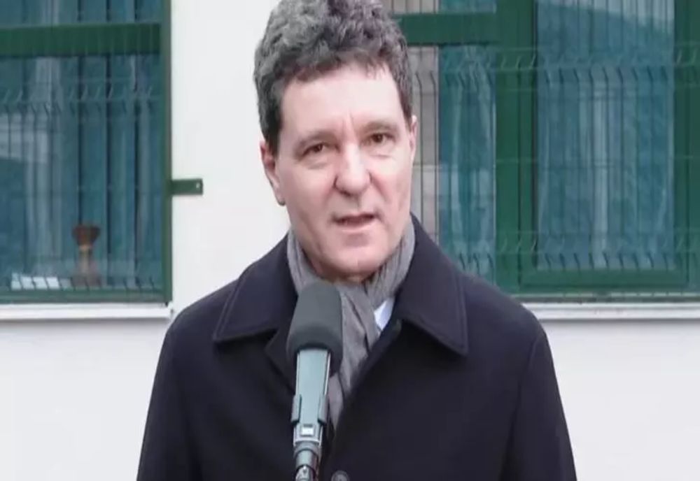 Video viral! Nicușor Dan, „învins” de perdea în ziua votului. Ce a zis președintele după ce a reușit să iasă din cabină