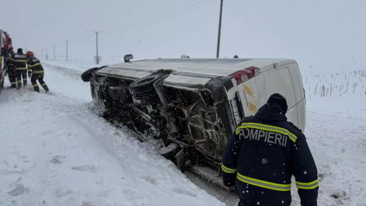 Microbuz cu 16 pasageri, răsturnat în Giurgiu
