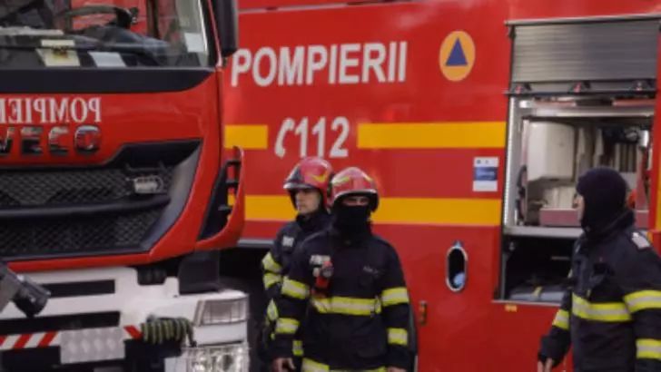 Intervenție dificilă pentru pompieri: au mers pe jos doi kilometri ca să stingă un incendiu izbucnit la o stână