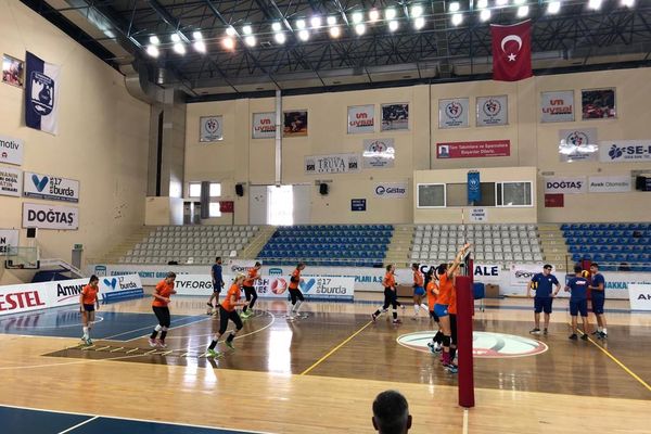 Turneu de pregătire perfect pentru voleibalistele de la CSM Târgoviște. Duel încins cu una dintrele cel mai bune echipe de pe planetă