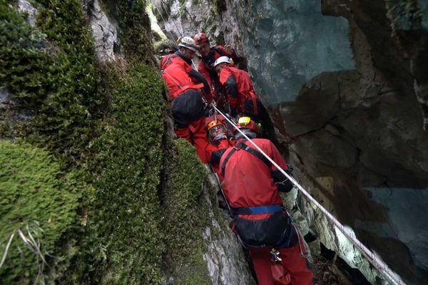 FOTO Exercițiu de salvare în Avenul Brătei, un obiectiv speologic important din Bucegi