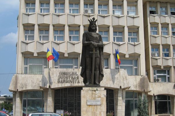 Grup statuar dedicat "Centenarului", la Târgoviște.