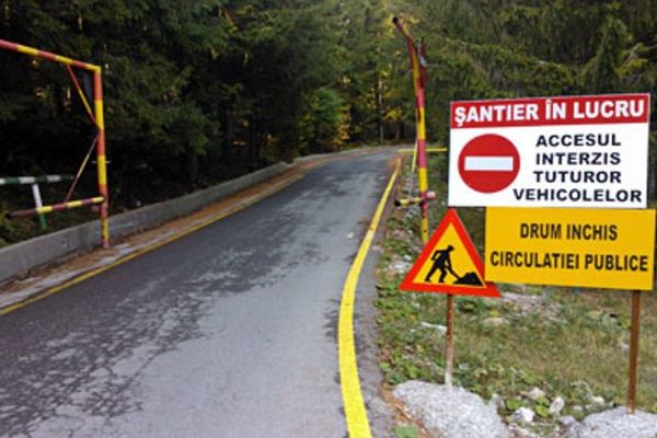 Drumurile din munte rămân închise sau cu restricții, în Bucegii dâmbovițeni.