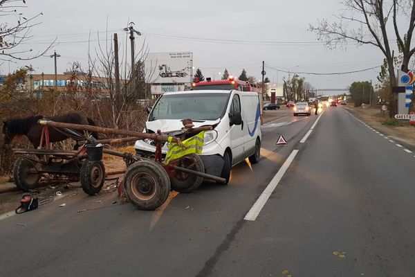 Căruță făcută praf de o dubă