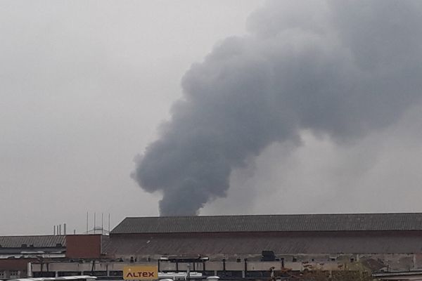 Incendiu puternic la o societate de valorificare a deșeurilor. Fumul a acoperit cerul Târgoviștei