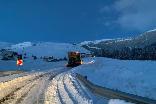Deszăpezire ca la noi. Zeci de șoferi, blocați la baza Bucegilor