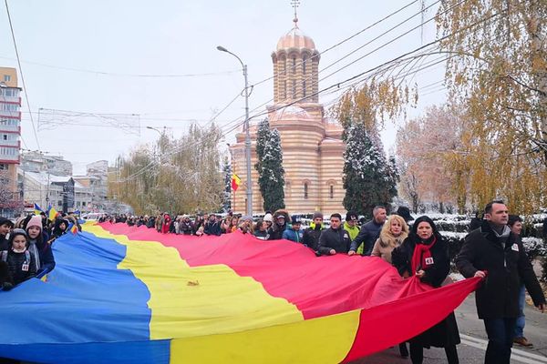 Tricolor de 100 de metri, purtat pe străzile din Târgoviște