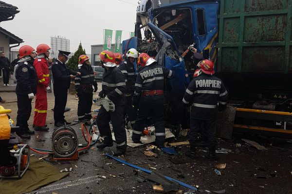Coliziune violentă între două TIR-uri, pe DN 72. O persoană a rămas încarcerată, în cabina uneia dintre mașini