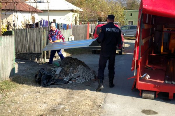 Gest umanitar al pompierilor dâmbovițeni. Au ajutat la refacerea unei case mistuită de flăcări.