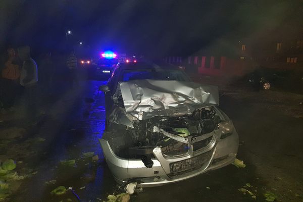 Cea mai "scumpă" varză.  Coliziune violentă între un autoturism și o remorcă încărcată cu varză