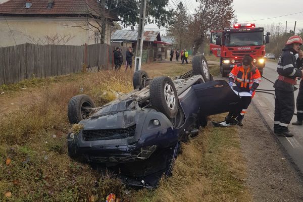 Accident spectaculos la Răcari. S-au răsturnat cu mașina direct în șanț