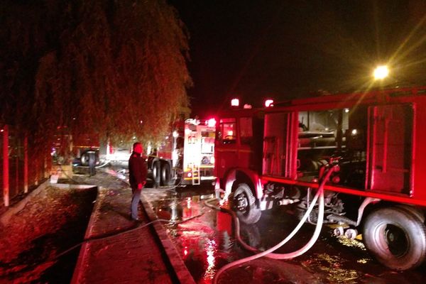 Bilanț, după incendiul de la fabrica de mobilă din Târgoviște-pagube importante,100 de pompieri și 17 mașini s-au luptat cu focul