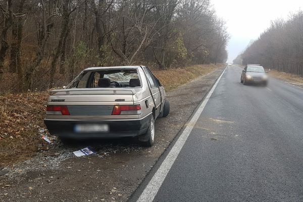 Cascadorie involuntară pe DN 72. S-a dat cu mașina peste cap