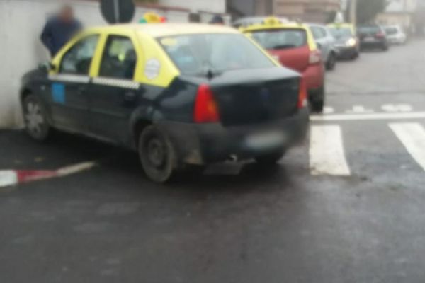 Coliziune între două taxiuri la Târgoviște. Un pasager a fost accidentat