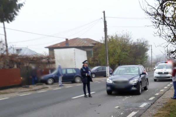 Biciclist accidentat de un autoturism, la Dărmănești