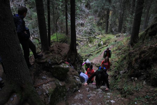 Salvamontiștii i-au plimbat prin munți pe liceenii de la Carabella