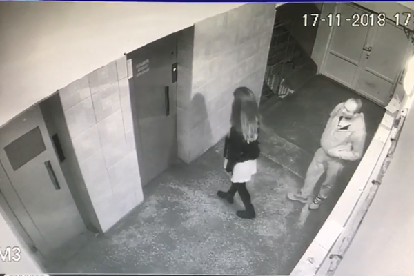 VIDEO Femeie căutată de Poliție după ce a fost filmată găsind un telefon. Nu s-a dus să îl predea