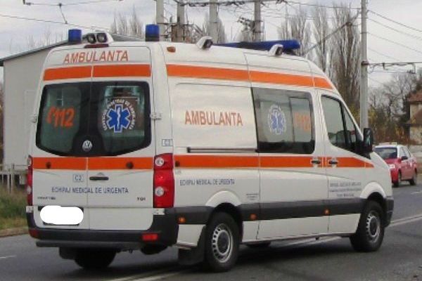 Loviți de mașini, după ce au traversat necorespunzător. Doi minori au ajuns la spital
