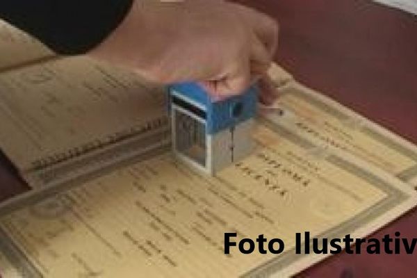 Percheziții la falsificatorii de diplome. De falsuri au beneficiat aproximativ 35 de cadre didactice