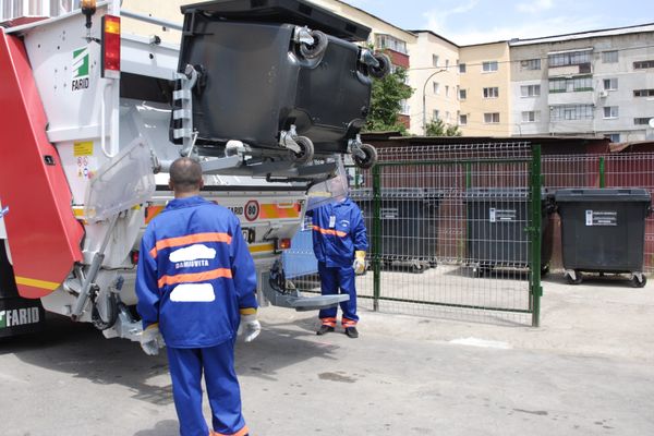 Angajat de la o societate de colectare a gunoiului, atacat cu furca. Agresorul s-a ales cu dosar penal