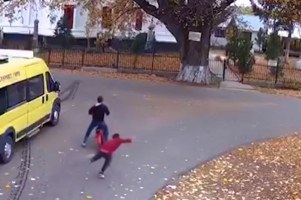 Joc transformat într-un dezastru. Un tânăr de 14 ani rănit grav, după un accident de moped