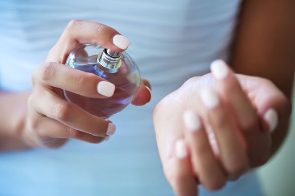 Miros de parfum contrafăcut