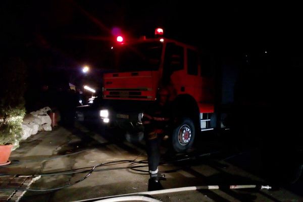 Alertă la Hanul Dragodana, după ce un aparat de aer condiţionat a luat foc