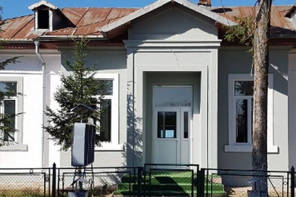 Au încercat să fure din bancomatul Primăriei . S-au "ales" cu o... cercetare pentru tentativă de furt