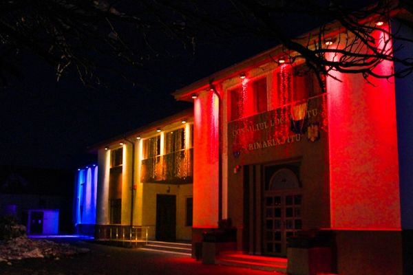 Primăria  din Titu, iluminată în culorile tricolorului, timp de o lună de zile