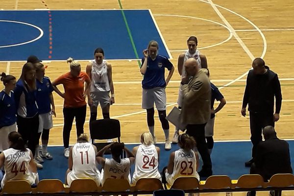 Duel de tradiție, din baschetul feminin, câștigat de Târgoviște. CSM Tgv.- ICIM Arad 71-63