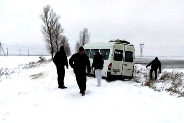 VIDEO Utilajele nu fac față viscolululi în Dâmbovița. Mai multe mașini au rămas înzăpezite