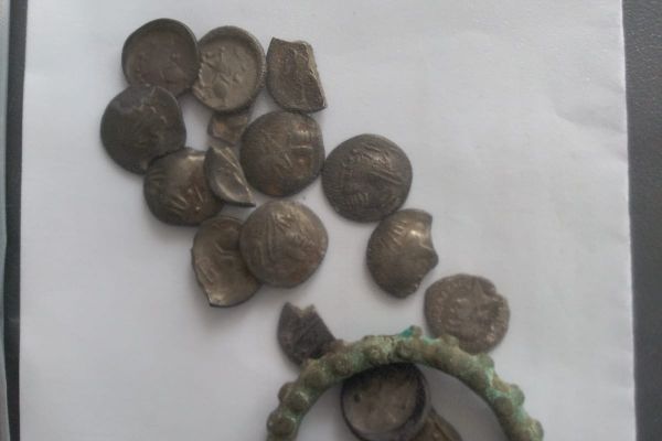 Autoritățile extind cercetările la Dărmănești, acolo unde au „răsărit” 16 monede dacice și romane din argint