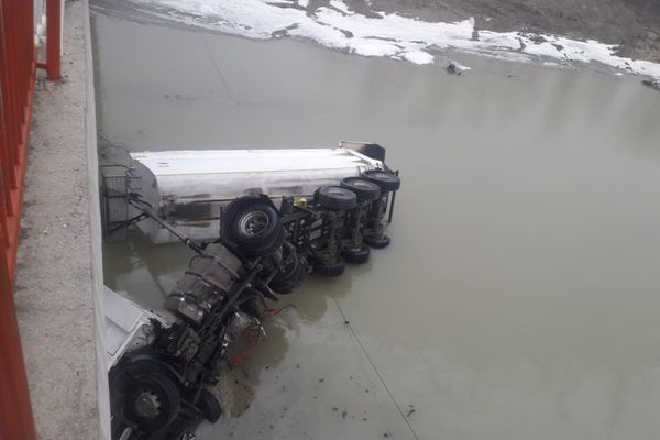 Foto| Camion căzut de pe pod,în râul Ialomița. Șoferul a scăpat miraculos