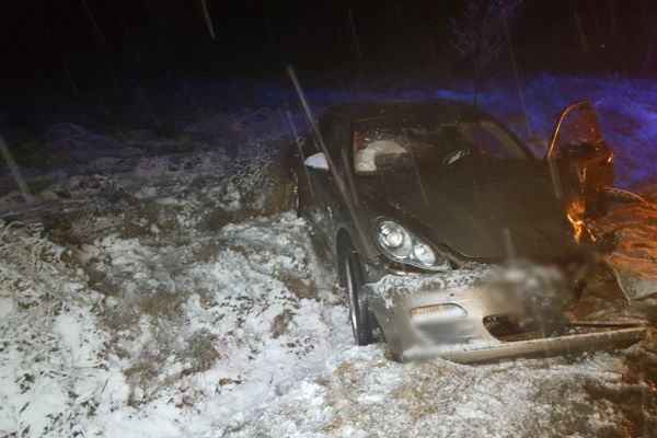 Foto| Ca-n filme! Acțiune spectaculoasă cu trei tineri, ce spărgeau locuințe, reținuți pe un câmp din Dâmbovița